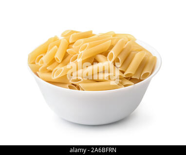 Ciotola di non cotti penne lisce pasta isolato su bianco Foto Stock