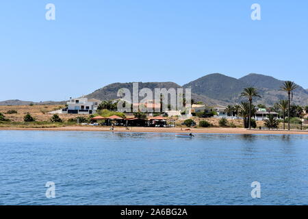 Vista dal mare del ristorante in spiaggia e il villaggio di Mar de Cristal, Mar Menor, Murcia, Spagna Foto Stock