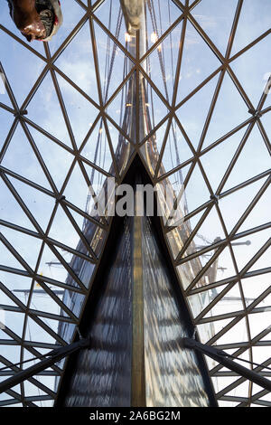 Di scafo di prua / / archi del Cutty Sark tea clipper veliero cercando da sotto / attraverso il mare di vetro in bacino di carenaggio / darsena / Museo di Greenwich, Londra. Regno Unito (105) Foto Stock