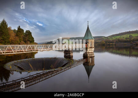 Serbatoio con acqua ancora e riflessioni, Wales, Regno Unito Foto Stock