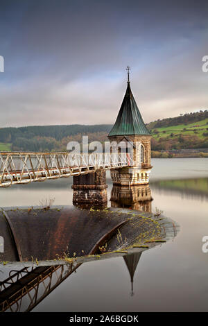 Serbatoio con acqua ancora e riflessioni, Wales, Regno Unito Foto Stock