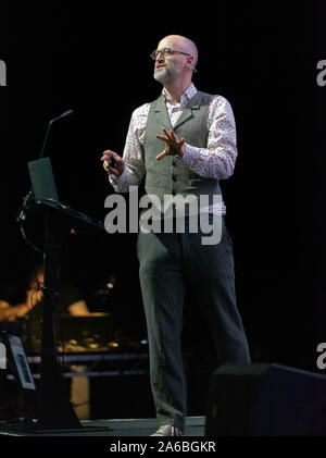 Mark Miodownik, ingegnere meccanico, presso lo University College di Londra, mette in mostra le più recenti ricerche, le tecnologie e i movimenti sociali che promettono di creare uno zero-economia dei rifiuti. Nel suo discorso intitolato "olving un problema come plastica', sulla fase di ingegnerizzazione, a New Scientist Live 2019 Foto Stock