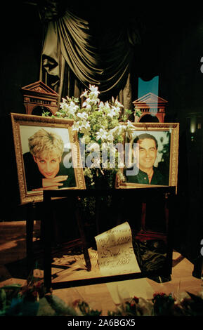 Fiori e persone in lutto al di fuori i grandi magazzini Harrods, guardando le foto della principessa Diana e Dodi Fayed, nei giorni seguenti il funerale della principessa Diana, a Londra, Inghilterra, settembre 1997. Foto Stock