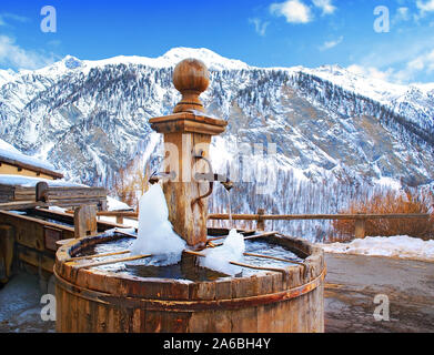 Vecchia montagna fontana di legno in Saint-Véran nello Queyras. Foto Stock