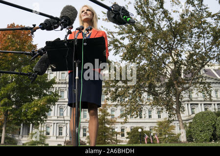 Washington DC, Stati Uniti d'America. 25 ott 2019. Casa bianca Consigliere del Presidente Kellyanne Conway risponde alle domande dei membri dei media al di fuori della Casa Bianca di Washington, DC il venerdì 25 ottobre, 2019. Foto di Sarah Silbiger/UPI Credito: UPI/Alamy Live News Foto Stock