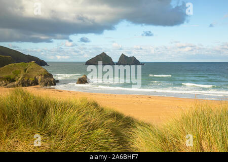 Vista da dune di sabbia verso il gabbiano Rocks off Holywell Bay North Cornwall Foto Stock