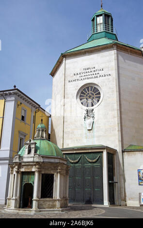 Il Santuario di Sant'Antonio, ricostruito dopo i danni di guerra mondiale 2, con di fronte il Tempietto di Sant Antonio, Rimini, Italia Foto Stock