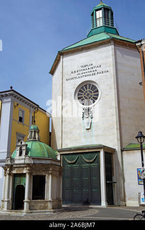Il Santuario di Sant'Antonio, ricostruito dopo i danni di guerra mondiale 2, con di fronte il Tempietto di Sant Antonio, Rimini, Italia Foto Stock