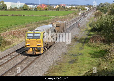 Fungo della rotaia treno di trattamento visto dal Ponte Mercers a Catholme, vicino a Barton sotto Needwood, Staffordshire Foto Stock