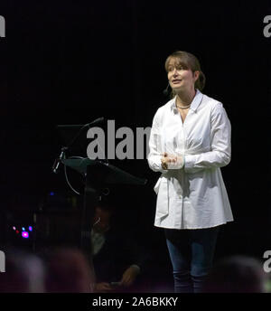 Heidi Burdett, Marine scienziato, presso Università Heriot-Watt, centro di Lyell, parlando di 'britannico della Grande Barriera Corallina', sulla terra stadio, a New Scientist Live 2019 Foto Stock