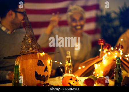 Decorazioni di Halloween - zucca e luci di stringa su tavola Foto Stock