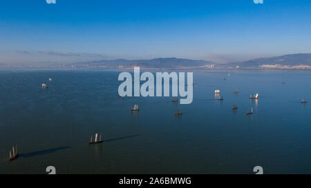 Kunming. 23 Ott, 2019. Foto aeree prese su Ott. 23, 2019 mostra barche da pesca lavorando sul Lago Dianchi di Kunming, a sud-ovest della Cina di Provincia di Yunnan. Il ammissibile di periodo di raccolta per il Lago Dianchi nel 2019 ha una durata di trenta giorni dal 16 Ottobre al 9 novembre 14. Solo il novellame e gamberetti sono autorizzati a pescare di quest'anno, e di eventuali altri prodotti acquatici raccolto sono vietate. Credito: Hu Chao/Xinhua/Alamy Live News Foto Stock