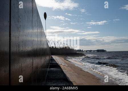 La parete del mare al di sotto della Promenade di Blackpool, Lancashire, Regno Unito Foto Stock