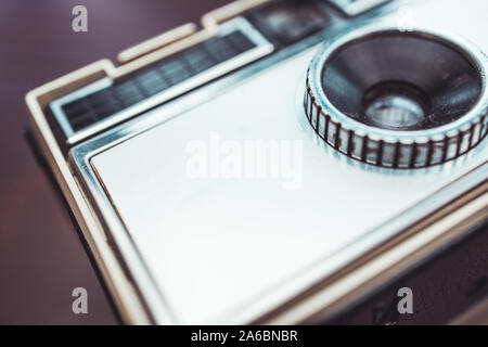 Argento retro vintage film metallico telecamera vista superiore in legno marrone scuro texture di sfondo della tabella Foto Stock