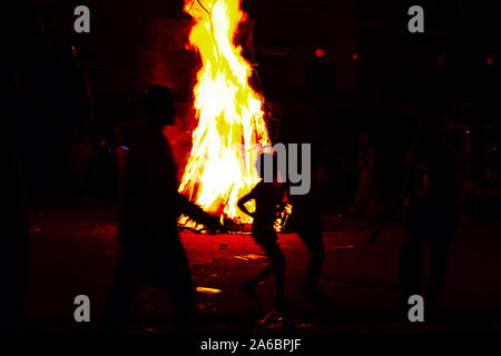 Festival indiano della combustione del demoness Holika proprio nella città Foto Stock