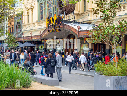 Patroni al di fuori del Teatro Principessa per vedere matinée di Harry Potter e il maledetto bambino produzione teatrale in Melbourne Victoria Australia. Foto Stock