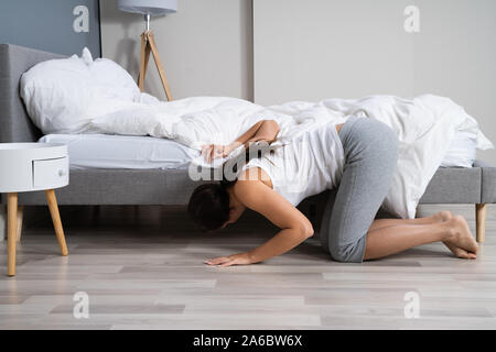 La donna ha perso qualcosa e cercando di trovare Foto Stock