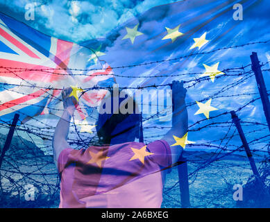 Brexit, il traffico di esseri umani, immigrazione, asilo... concetto di immagine. Vista posteriore della donna che guarda attraverso il filo spinato; UK e UE bandiere sovrapposte. Foto Stock