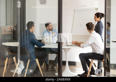 Giovani diversi team aziendale riunione di brainstorming in office Foto Stock