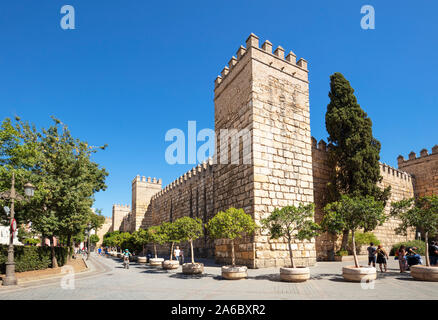 Le persone in attesa di entrare nel Siviglia Alcazar Palace Royal Alcázar di Siviglia Real Alcázar Seville Seville Spagna Siviglia Andalusia Spagna UE Europa Foto Stock