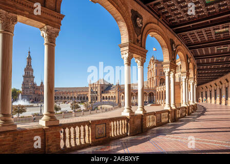 Siviglia Plaza de Espana siviglia sotto gli archi semicircolare in Plaza de España Parco Maria Luisa siviglia Spagna Siviglia Andalusia Spagna UE Europa Foto Stock