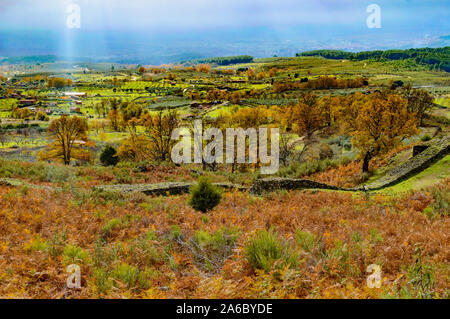 Vedute aeree di pareti datata In Età del Ferro datato nel terzo secolo A.C. In Castro Veton De El Freillo sullo sfondo la splendida valle di Foto Stock