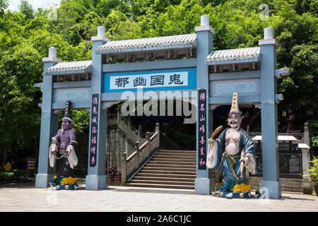 Ingresso a gradini che portano fino alla Citta' Fantasma di Fengdu Cina Foto Stock