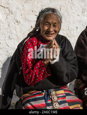 Un Khamba donna tibetana del Kham regione del Tibet in pellegrinaggio a Lhasa, in Tibet, indossando i suoi colorati bangdian tradizionale o pangden grembiule. Foto Stock