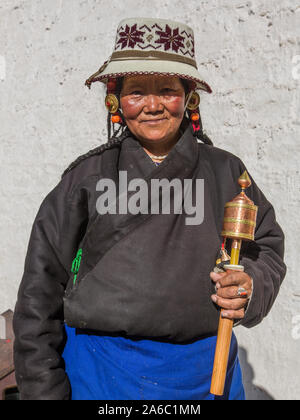 Un Khamba donna tibetana del Kham regione del Tibet orientale su un pellegrinaggio per visitare luoghi santi in Lhasa, in Tibet. Indossa Rosso corallo gioielli. Foto Stock