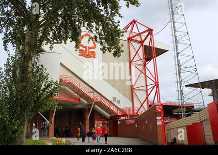 A presto in arrivo il Nottingham Forest ventilatori a piedi attorno al Trento fine stand della città massa, il giorno della partita rispetto a Brentford F.C 5/10/19 Foto Stock