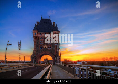Nibelungenturm in Worms, Germania durante il tramonto nel marzo 2018 Foto Stock