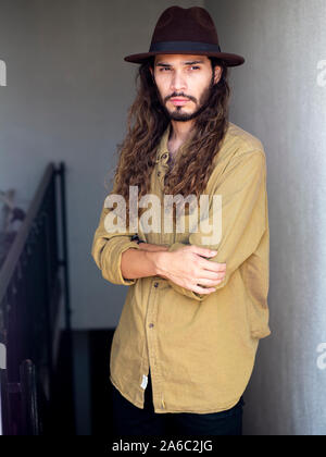 Bel giovane uomo colombiano che indossa un cappello e il pulsante a discesa shirt Foto Stock