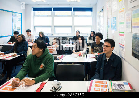 Gli studenti internazionali seduta in Aula durante una lezione. Foto Stock