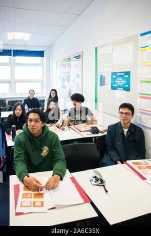 Gli studenti internazionali seduta in Aula durante una lezione. Foto Stock