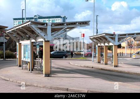 FELTHAM, Regno Unito - 16 Marzo 2018: Feltham alla stazione degli autobus in una giornata di sole. Foto Stock