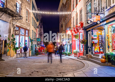 La città di Quebec, Canada - 4 October 2019: i turisti in visita a Petit Champlain street nella Città Vecchia di notte Foto Stock