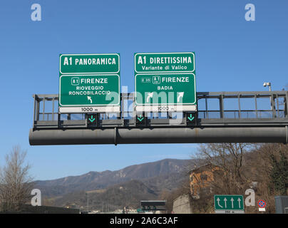 Segno di traffico su autostrada italiana con il testo che significa strada diretta a Firenze o strada panoramica denominata A1 o Direttissima Foto Stock