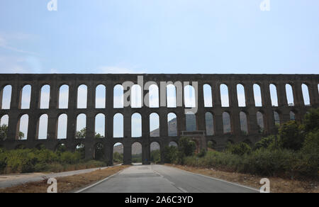 Molto grande e antico acquedotto per portare acqua al monumentale Reggia di Caserta città nel Sud Italia Foto Stock