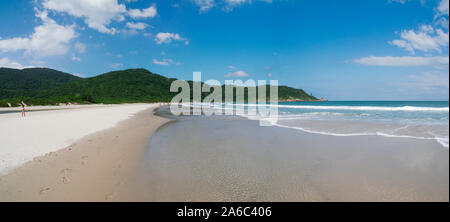 Florianópolis, Santa Catarina, Brasile: Naufragados è la spiaggia sulla punta meridionale dell'isola. Accessibile solo dal sentiero o gita in barca è un favorit Foto Stock