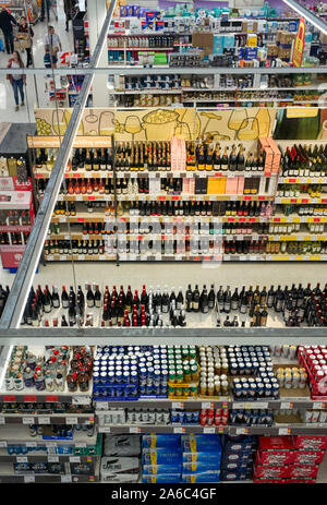 Guardando verso il basso sulla corsia di bevande a Sainsbury's supermercato in Gloucester Foto Stock