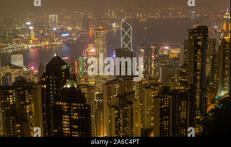Notte presso il Victoria Peak di Hong Kong , questo belvedere si brucia la vostra mente con la sua iconica grattacieli e il porto di seguito. Foto Stock