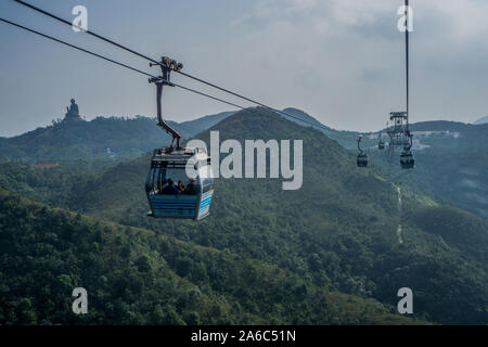 Il modo in funivia per il Tian Tan Big Buddha in Lantau Island , Hong Kong. Questo sorprendente modo sono pieni di montagne mozzafiato e il mare . Foto Stock