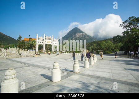 Il cancello principale al Big Buddha in Lantau Island , Hong Kong . Il suo un incredibile breve fuga dalla città popolata con questo una natura mozzafiato intorno Foto Stock