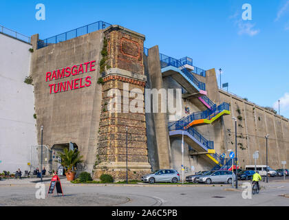 RAMSGATE INGHILTERRA - Ott 22 2019 Ramsgate gallerie sono una attrazione turistica entro la parete di roccia e basato intorno alla trasformata abbandonati linea ferroviaria Foto Stock