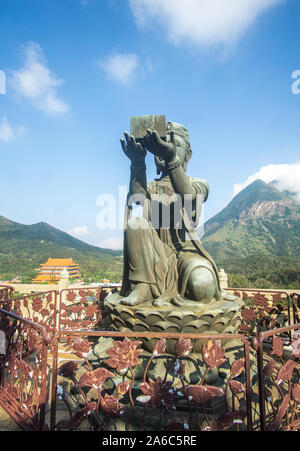 Statue di divinità che acquisiti su una bella giornata al Big Buddha in Lantau Island , Hong Kong . Il suo un incredibile breve fuga dalla città affollata wi Foto Stock