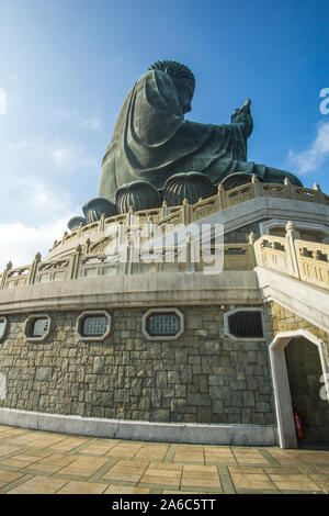 Bella giornata al Big Buddha in Lantau Island , Hong Kong . Il suo un incredibile breve fuga dalla città popolata con questo una natura mozzafiato intorno Foto Stock