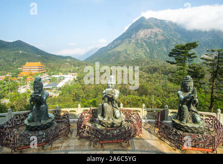 Statue di divinità che acquisiti su una bella giornata al Big Buddha in Lantau Island , Hong Kong . Il suo un incredibile breve fuga dalla città affollata wi Foto Stock