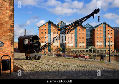 Vista generale dei magazzini e gru a vapore in Gloucester docks Foto Stock