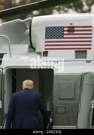 Washington, Stati Uniti. 25 ott 2019. Stati Uniti Presidente Donald Trump commissioni Marine uno dopo aver parlato con i membri della stampa al di fuori della Casa Bianca di Washington, DC il venerdì 25 ottobre, 2019. Foto di Sarah Silbiger/UPI Credito: UPI/Alamy Live News Foto Stock
