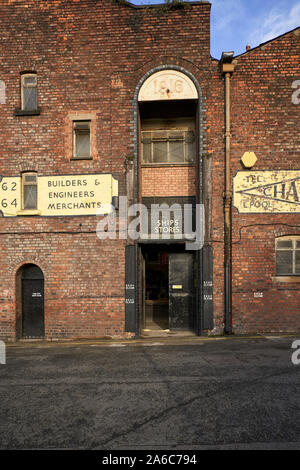 Vecchio edificio adibito a magazzino nel Baltic Triangle parte di Liverpool che è attualmente utilizzato come navi memorizza Foto Stock